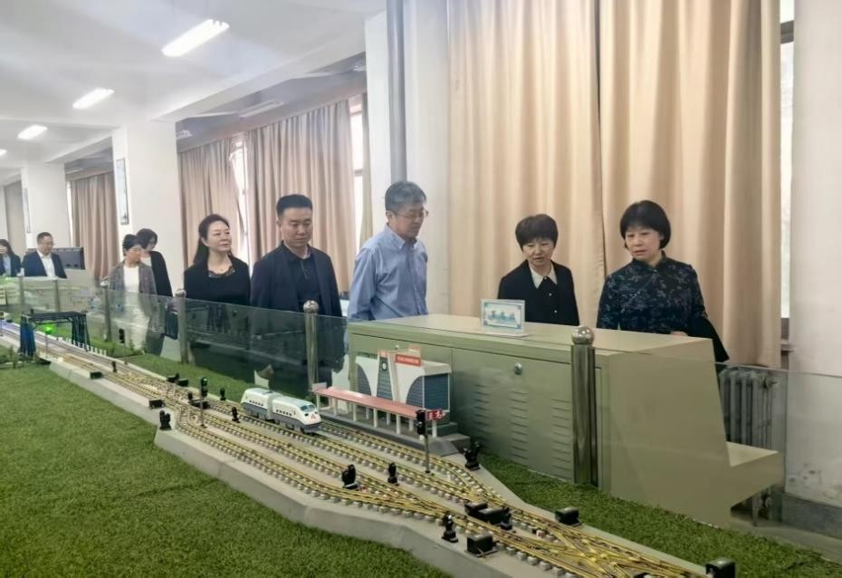 省纪委领导考察我院实验室