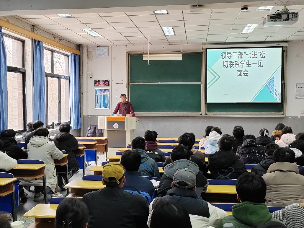 学院领导深入班级开展“七进”工作