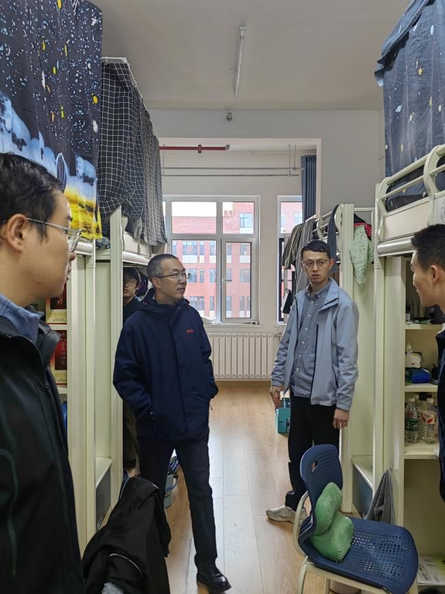 学院领导深入北苑学生宿舍走访慰问