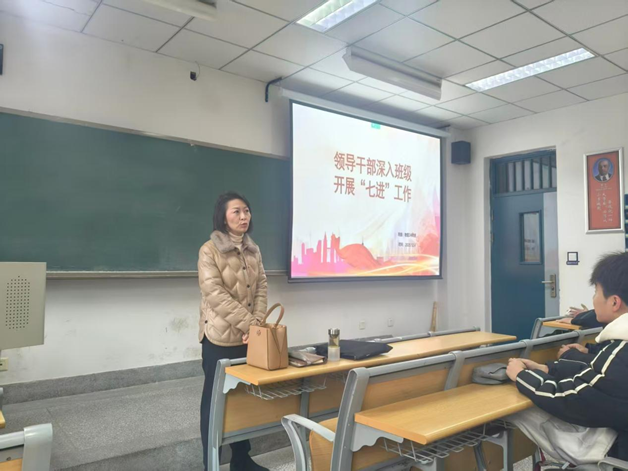 学校党委常委、组织部部长蒋晓娟深入班级开展“七进”工作