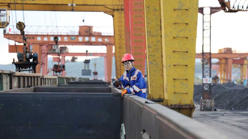 节日我在岗｜国门下的“钢铁长龙”守护者