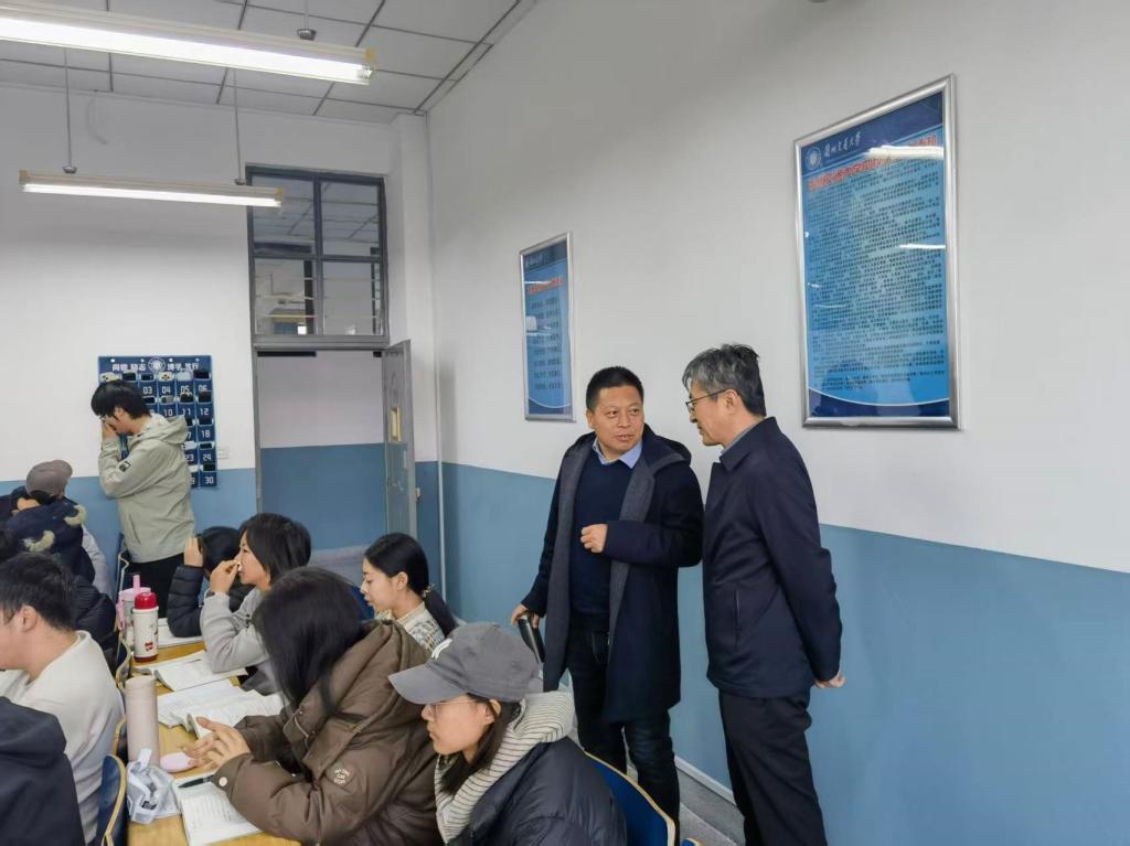 钱勇生院长深入班级开展“七进”工作