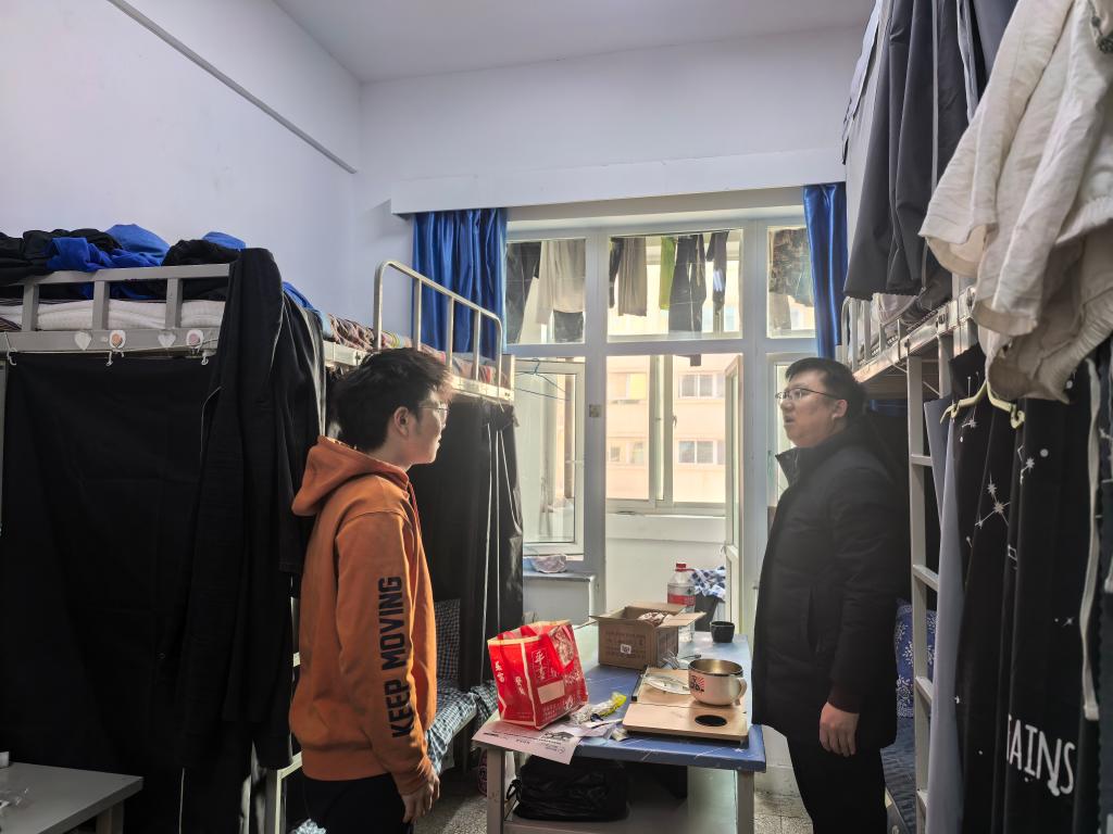 学院开展学生宿舍走访活动