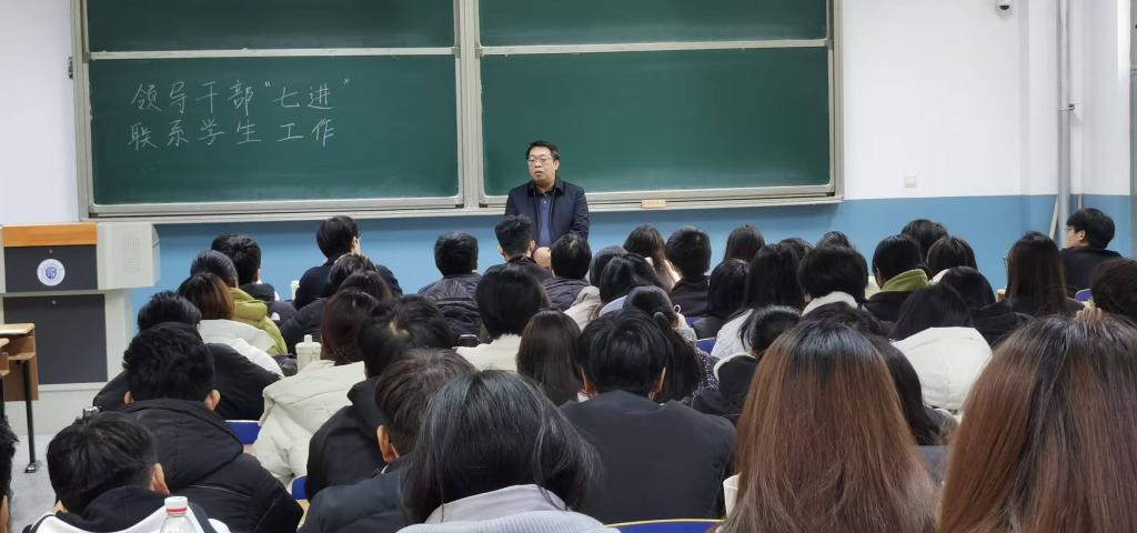学校党委学生工作部部长周涛深入班级开展“七进”工作